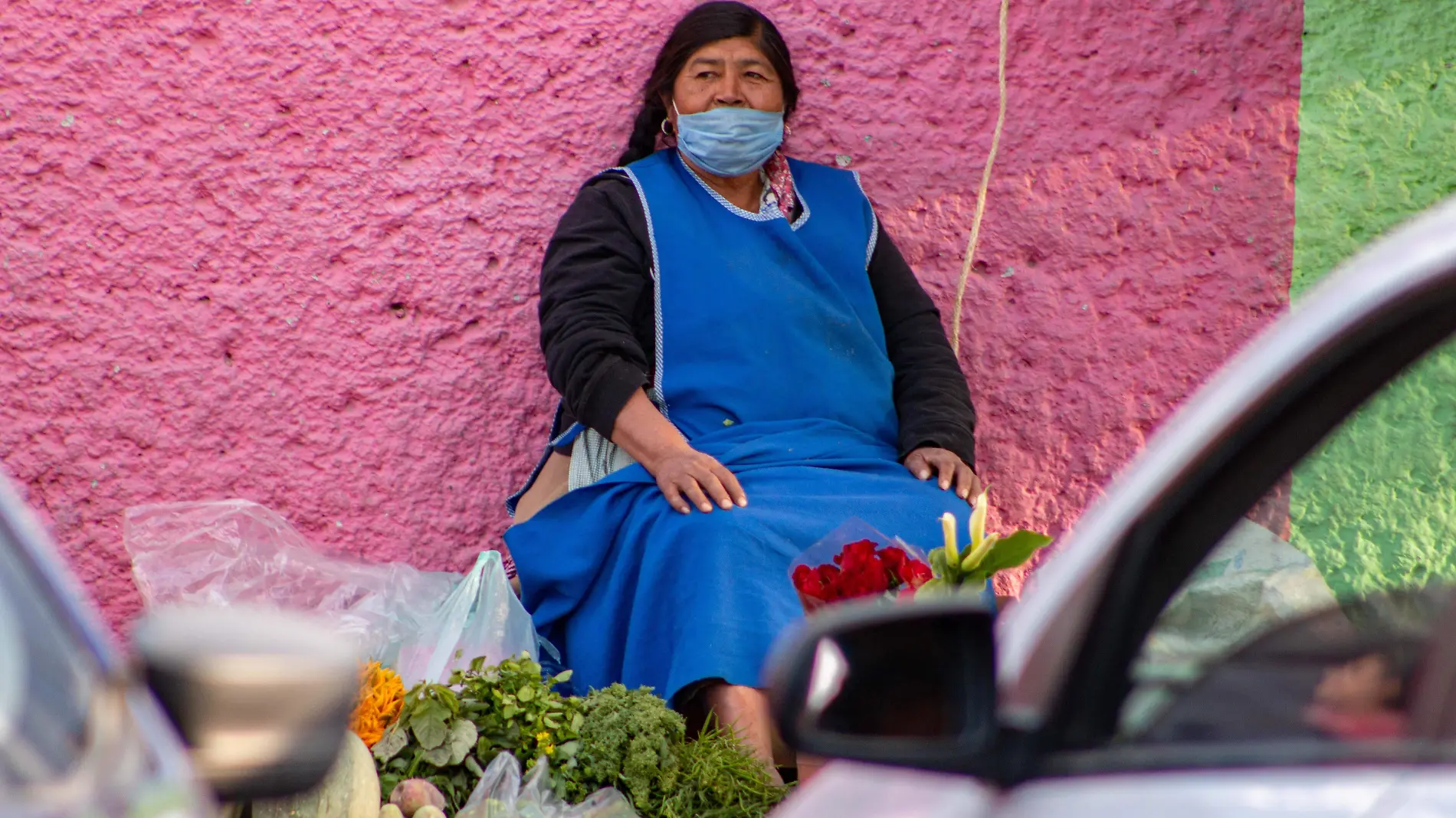 Artesanos y comerciantes indígenas acatan medidas sanitarias implementadas en el Escenario C.  Constanza Escamilla  El Sol de San Juan del Río.